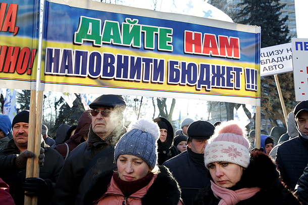 Tình hình Ukraine mới nhất: Dòng người biểu tình chống lại dự thảo ngân sách của Ukraine bên ngoài tòa nghị viện
