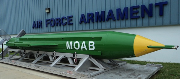 Bom uy lực và tối tân GBU-43/B - một trong những vũ khí phi quân sự lớn nhất của loài người.