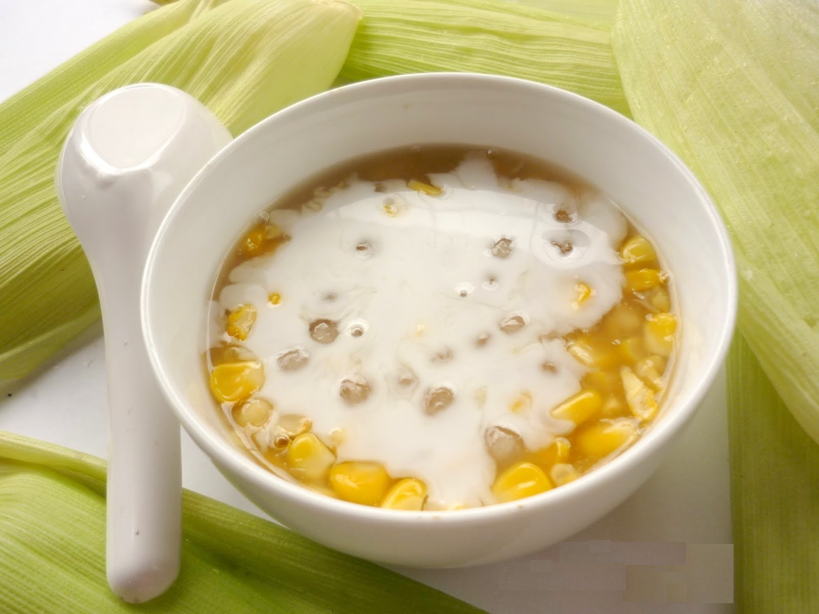 Các món chè ngon nổi tiếng xứ Huế phải nhắc đến món chè bắp béo ngậy nước cốt dừa