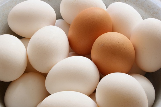 Cách bảo quản trứng gà luôn tươi lâu thì việc chọn mua trứng cũng rất quan trọng