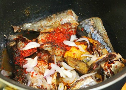 Cách khử mùi tanh của cá hữu hiệu nữa là sử dụng các gia vị mạnh khi nấu cá