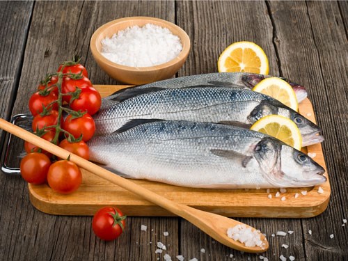 Sử dụng muối hoặc nước vo gạo cũng là cách khử mùi tanh của cá hiệu quả