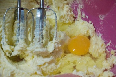 Trộn đều bột, trứng, bơ và đường thành một khối quyện vào nhau