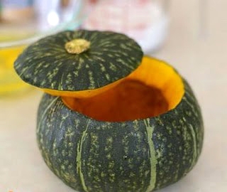 Cắt nắp cho quả bí ngô và nạo hết phần ruột