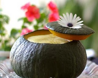 Đậy nắp quả bí ngô và cho vào nồi hấp khoảng 45 phút là được