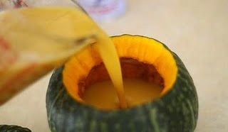 Đánh tan hỗn hợp gồm trứng, đường, muối, vani và rót vào bên trong quả bí ngô