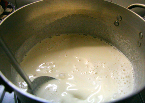 Nấu thạch sữa đậu nành làm vỏ cho bánh trung thu
