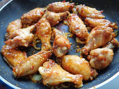 Đảo gà đã chiên qua với tương ớt cho thật đều