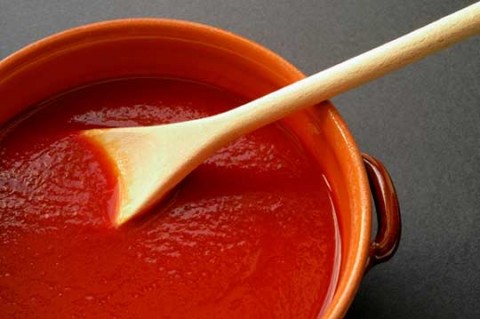 Xay nhỏ thịt cà chua, ớt, tỏi và muối và cho vào nồi nấu