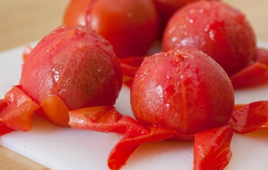 Cà chua luộc chín, bóc vỏ, tách hạt