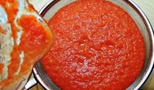 Cho cà chua, ớt, tỏi vào máy xay xay nhuyễn