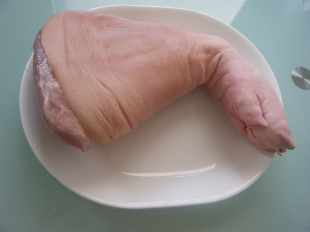 Cách luộc chân giò ngon, giòn thơm cực đơn giản - MVietQ