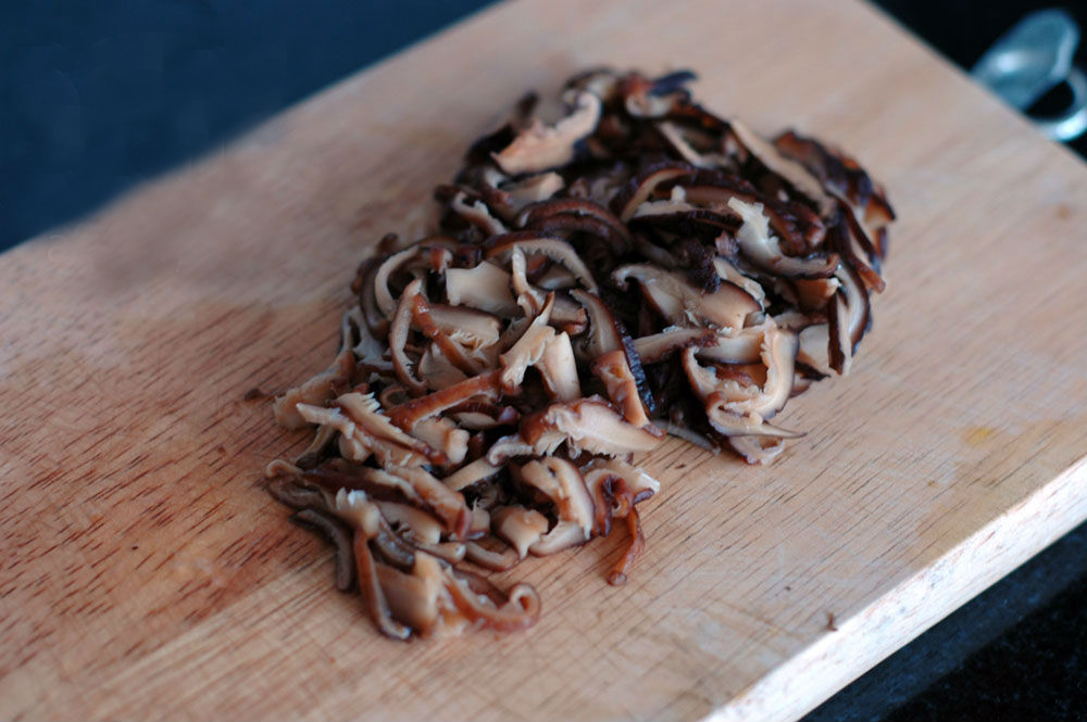 Nấm hương ngâm nở, thái chỉ để trộn cùng thịt chân giò Nấm hương ngâm nở, thái chỉ để trộn cùng thịt chân giò