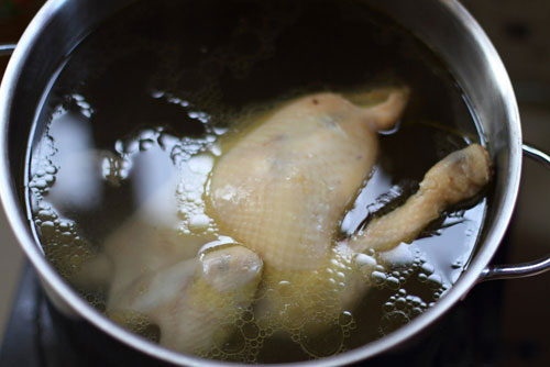Luộc gà bằng nước lạnh và hớt bọt thường xuyên
