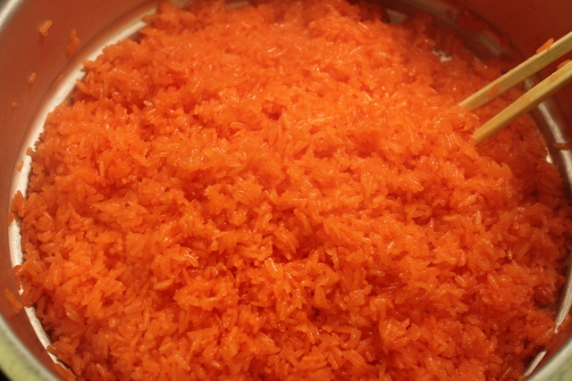 Đồ xôi khoảng 20 phút là chín, thêm đường và nước cốt dừa cho món xôi gấc thêm béo ngậy Đồ xôi khoảng 20 phút là chín, thêm đường và nước cốt dừa cho món xôi gấc thêm béo ngậy