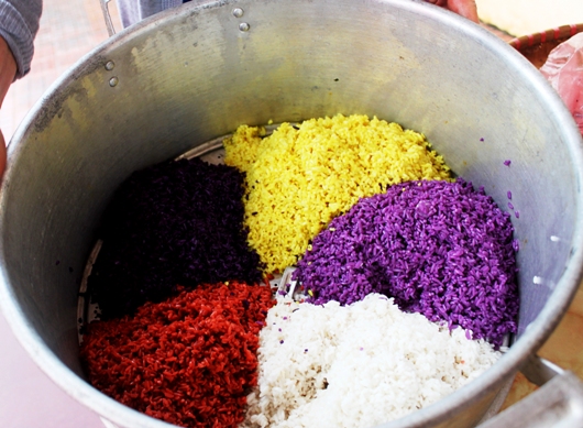 Nên đồ riêng từng phần gạo màu khác nhau để giữ được màu đẹp, không bị lần
