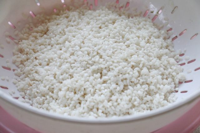 Gạo nếp ngâm để cho ráo trộn cùng với ngô đã tách hạt