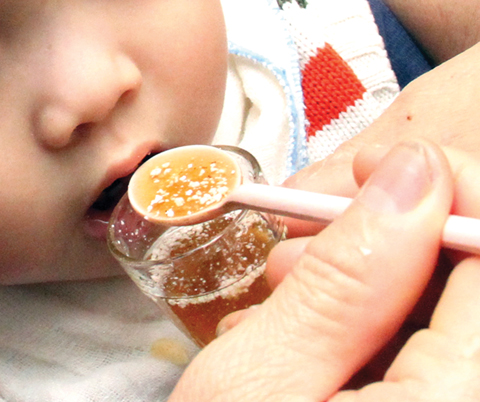 Không nên tự ý cho trẻ uống kháng sinh khi có các dấu hiệu của bệnh