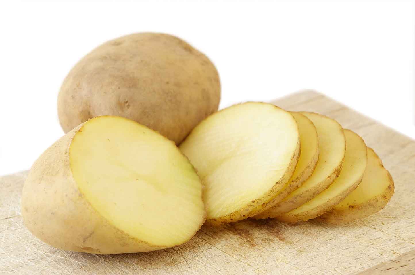Dùng khoai tây cũng là cách trị bỏng tốt giúp ngăn ngừa hình thành mụn nước