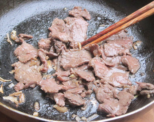 Để thịt bò nhanh mềm, thơm ngon nên xào nhanh trên lửa to