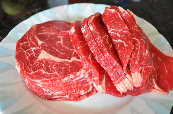 Chọn miếng thịt bò ngon cho cách xào thịt bò nhanh mềm hơn