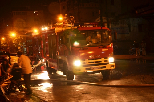 Tin tức mới cập nhật 24h ngày 5/3/2015 đưa tin 4 người may mắn thoát nạn trong vụ cháy lớn ở TPHCM
