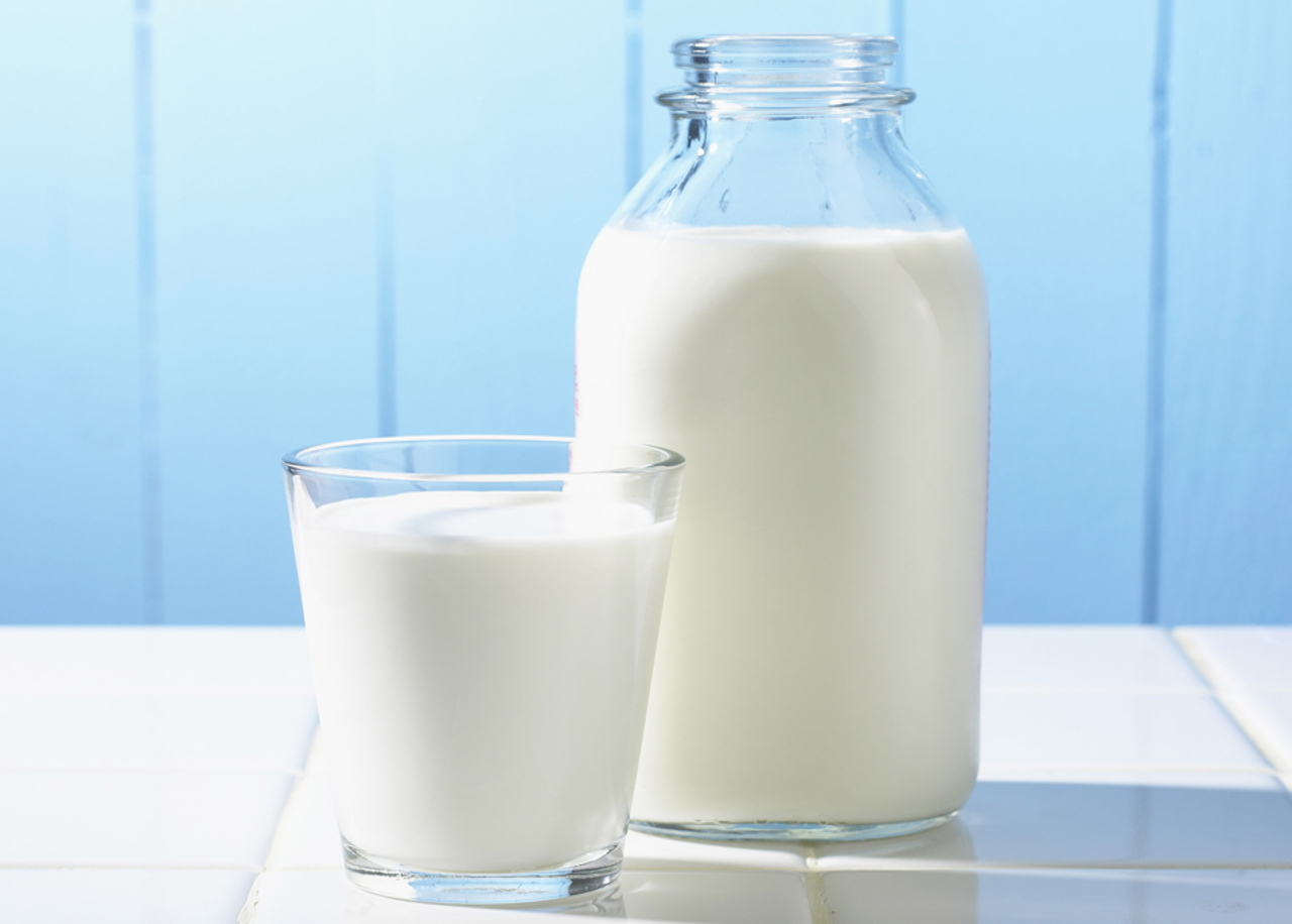Chế độ dinh dưỡng giúp bé tăng chiều cao là nên cho bé uống nhiều sữa