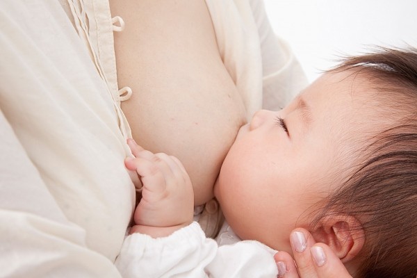 Chế độ dinh dưỡng phù hợp với trẻ nhỏ bị sốt là cho bú hoàn toàn bằng sữa mẹ