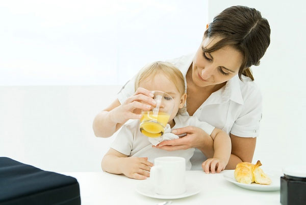 Bổ sung thêm nước hoa quả tươi vào chế độ dinh dưỡng khi trẻ bị sốt