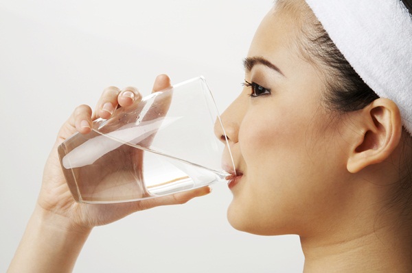 Uống nước đúng cách và uống đủ nước giúp cơ thể tránh các bệnh như táo bón, sỏi thận