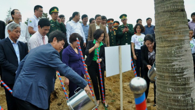 Tin tức mới cập nhật 24h ngày 7/3/2015 đưa tin Bà Nguyễn Thị Kim Ngân cùng tham gia trồng cây ở khu mộ Đại tướng Võ Nguyên Giáp ngày 6/3