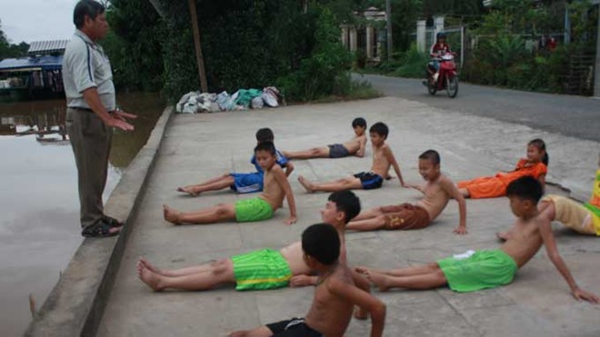 Tin tức mới cập nhật 24h ngày 30/11: Thầy giáo Lê Trung Sứng nhận thư khen với 16 năm tận tụy dạy trẻ tập bơi miễn phí