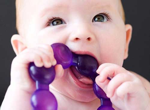 Một số đồ chơi cho bé như đồ ngậm nướu cho trẻ mọc răng chứa hóa chất gây rối loạn nội tiết