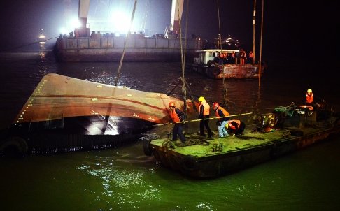 Tin tức mới cập nhật ngày 18/1/2015: Vụ chìm tàu chạy thử nghiệm ở Trung Quốc khiến 22 người thiệt mạng