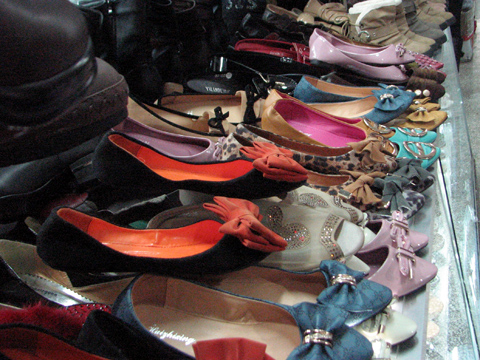 Cẩn trọng hàng loạt chất cấm độc hại trong giày dép Trung Quốc