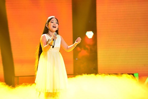 Hồng Minh khoe giọng hát thiên phú của mình trong đêm bán kết Giọng hát Việt nhí 2015
