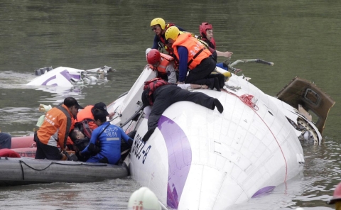 Đã tìm thấy 2 hộp đen và thi thể phi công trong vụ tai nạn máy bay TranAsia