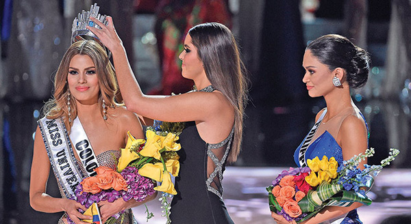 Hoa hậu Colombia với sự cố trao nhầm vương miện Hoa hậu Hoàn vũ 2015