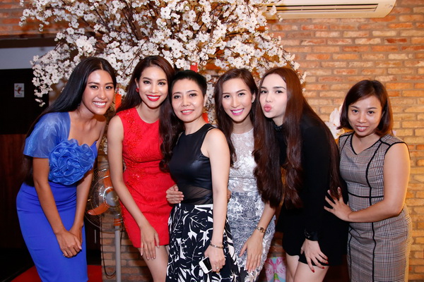 Hoa hậu Phạm Hương mở tiệc gửi lời cảm ơn đến người thân, bạn bè