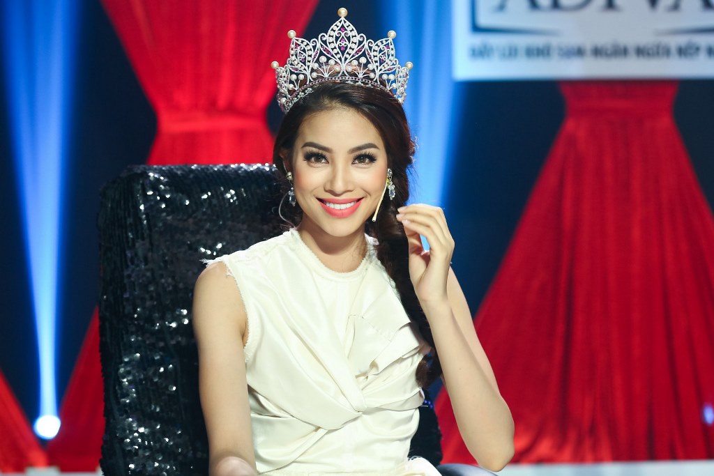 Hoa hậu Phạm Hương xinh đẹp xuất hiện với vai trò là giám khảo khách mời chương trình 'Cười Xuyên Việt'