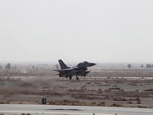 Chiếc máy bay chiến đấu cất cánh không kích IS từ Raqqa, Syria 