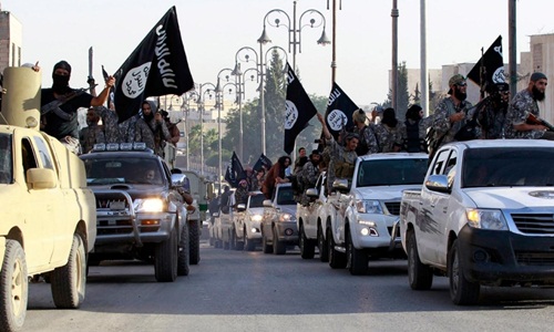 Nhóm khủng bố IS diễu hành trên đường phố sau khi chiếm đóng được một khu vực ở Iraq