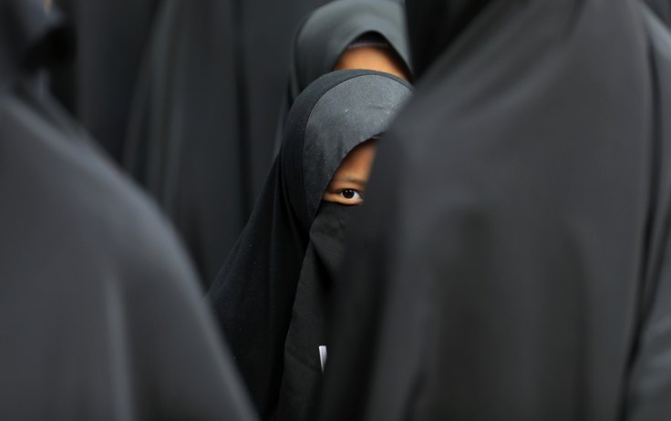 Khủng bố IS hành quyết công khai 5 người chồng vì vợ họ không đội khăn che mặt