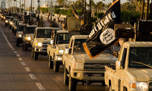 Đoàn xe của nhóm khủng bố IS trên đường phố ở thành phố Sirte