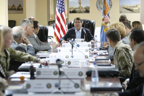 Tân Bộ trưởng Quốc phòng Mỹ Ashton Carter chủ trì cuộc họp an ninh tại căn cứ quân sự Arifjan, Kuwait hôm qua