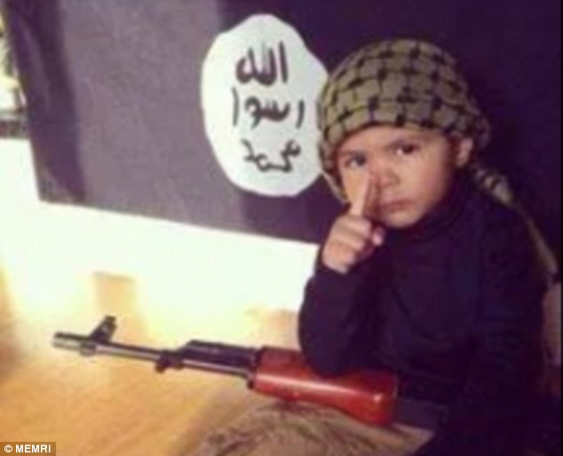 Cuốn sách của khủng bố IS khuyến khích những đứa trẻ chơi với súng khi còn rất nhỏ