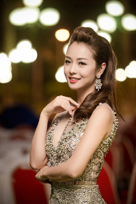 Bộ đầm ôm sát tôn đường cong quyến rũ của Hoa hậu Jennifer Phạm