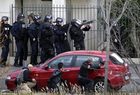 Tin tức cập nhật mới nhất ngày 17/1/2015: Kẻ bắt cóc con tin đã đầu hàng đặc nhiệm Pháp