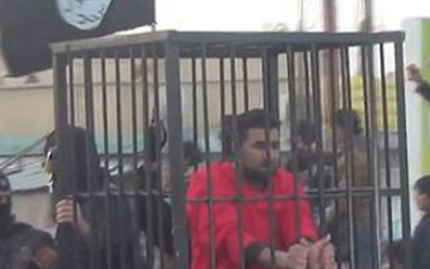 Trước khi thực hiện vụ hành quyết dã man, phiến quân IS cho các tù nhân diễu phố