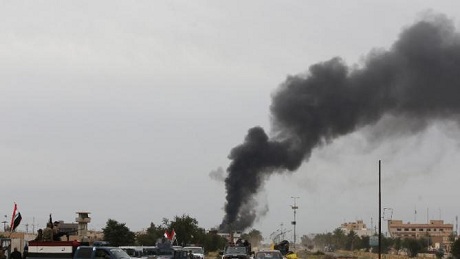 Khói đen từ một mỏ dầu bị đốt ở thành phố Tikrit